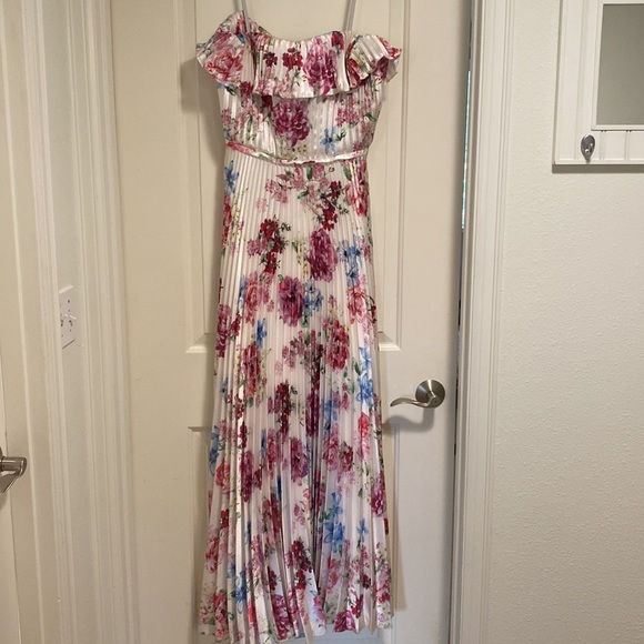 Monique Lhullier, satin “peony dream”strapless ball gown dress.  Size 8. - Picture 7 of 14